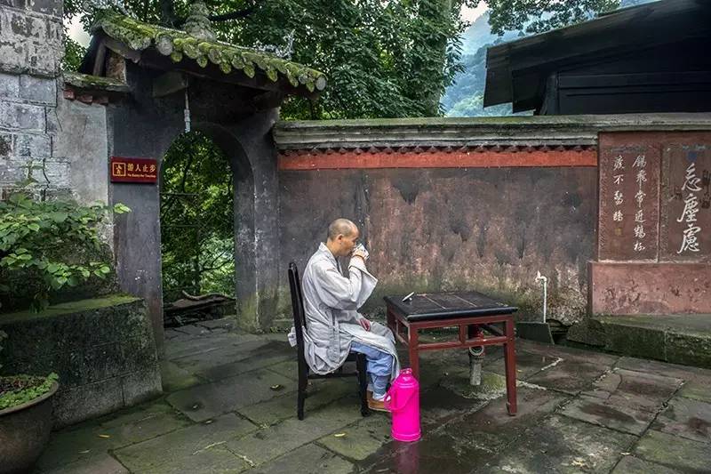 茶禅是中国化的佛教，主张坐禅修行的方法