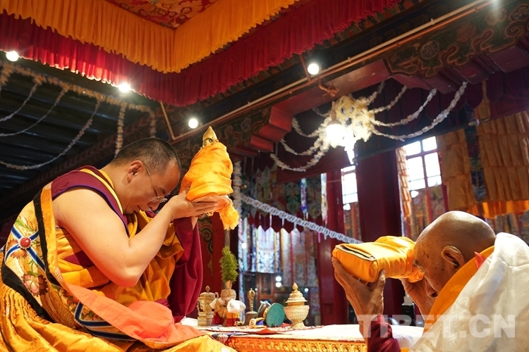 中国佛教协会副会长班禅额尔德尼在西藏昌都举行佛事活动